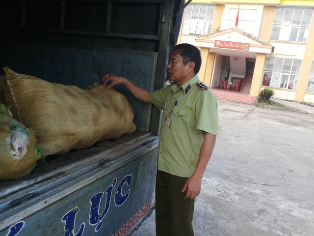 Cơ quan chức năng đang tạm giữ số hàng trên và điều tra làm rõ.