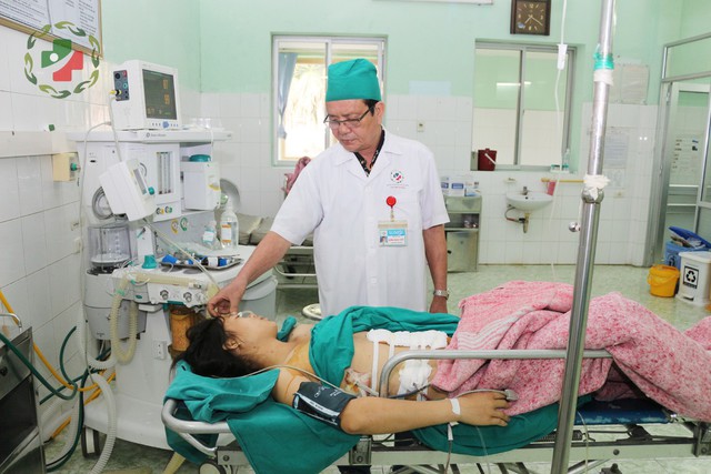Bác sỹ CKI Vương Ngọc Chắt thăm khám cho bệnh nhân sau mổ