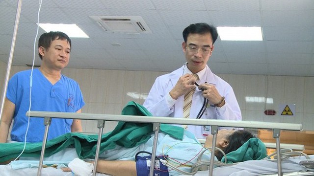 
GS Nguyễn Quang Tuấn thăm khám cho bệnh nhân
