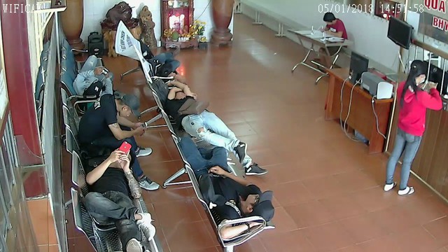 
Nhóm người xăm trổ của Công ty Tích Tắc đến phòng khám nằm ngả nghiêng trên ghế, ngăn cản bệnh nhân khám bệnh. (ảnh cắt từ video)
