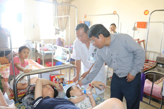 Phó Chủ tịch UBND tỉnh Dương Tất Thắng đến thăm hỏi, động viên người bị nạn