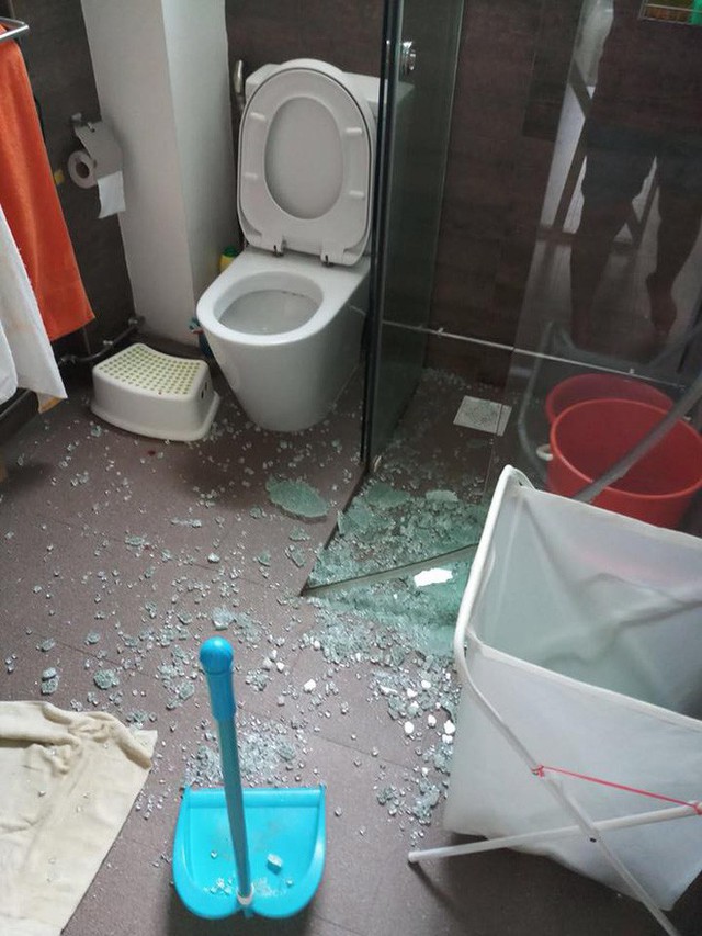 C&aacute;c mảnh thủy tinh vỡ vụn tr&ecirc;n s&agrave;n.