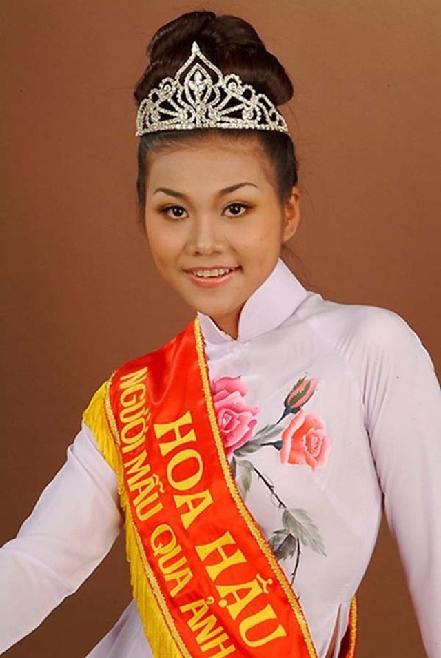 Thanh Hằng đăng quang Hoa Hậu Việt Nam qua ảnh năm 2002