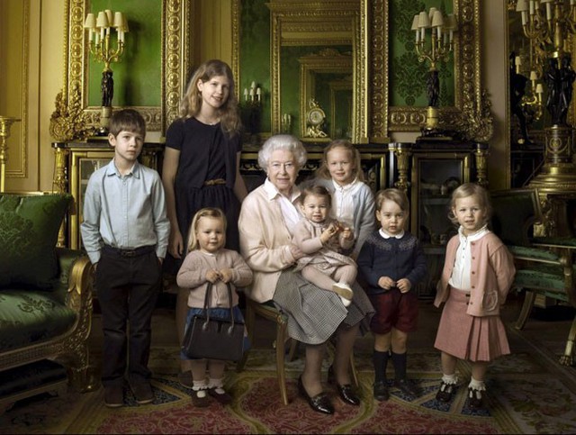 Chiếc áo len màu xanh navy từng được Hoàng tử George diện của hãng quần áo trẻ em Fina Ejerique. Ảnh: Reuters.