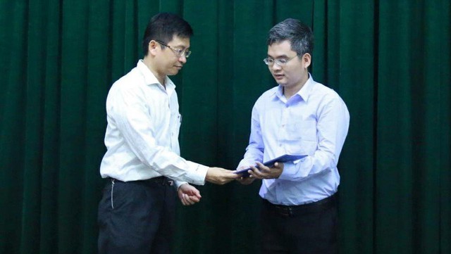 GS Phùng Hồ Hải, Viện trưởng Viện Toán học trao quyết định bổ nhiệm chức danh giáo sư cho ông Phạm Hoàng Hiệp. Ảnh: Thanh Hùng.