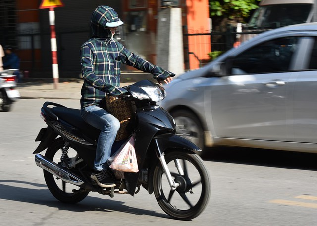 Không chỉ phụ nữ mà cánh đàn ông cũng phải sử dụng áo chống nắng khi ra đường.