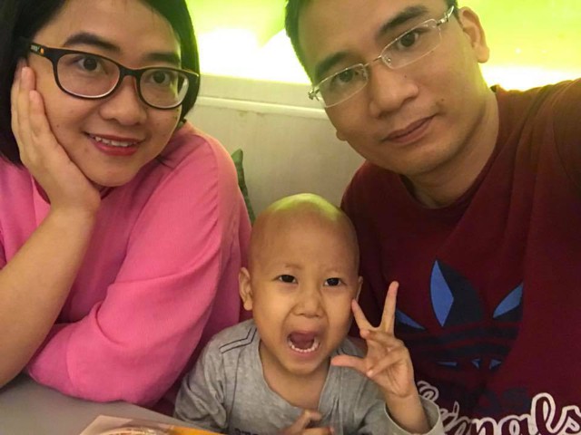 
Bé Dương Quang Minh hạnh phúc bên bố mẹ. Ảnh: Facebook.
