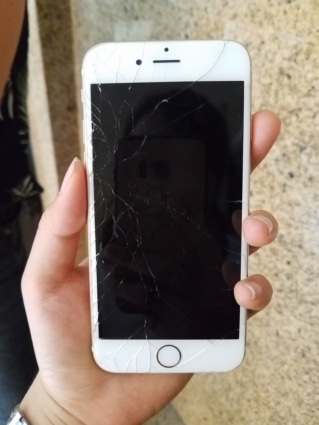 
Chiếc điện thoại vỡ tan màn hình của một nạn nhân may mắn thoát chết trong vụ tai nạn
