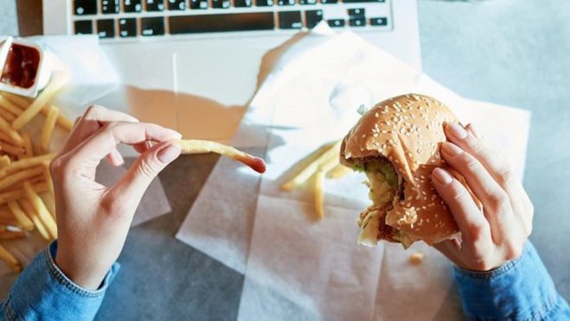 
Ăn đồ ăn nhanh thường xuyên có thể khiến bạn chậm mang thai hơn. Ảnh: Getty Images.
