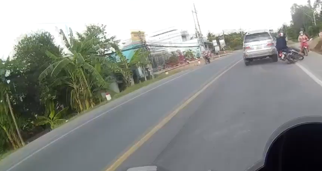 Chiếc &ocirc; t&ocirc; va chạm với xe m&aacute;y đi c&ugrave;ng chiều. Ảnh cắt từ clip