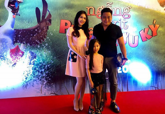 Diễn vi&ecirc;n Minh Tiệp hiện c&oacute; cuộc sống hạnh ph&uacute;c b&ecirc;n b&agrave; x&atilde; 9X Th&ugrave;y Dương v&agrave; c&ocirc; con g&aacute;i 7 tuổi. B&eacute; Minh Th&ugrave;y được đặt t&ecirc;n gh&eacute;p từ t&ecirc;n đệm của bố v&agrave; mẹ. Vợ chồng Minh Tiệp cưới nhau v&agrave;o ng&agrave;y 12/6 v&agrave; kỷ niệm sinh nhật con g&aacute;i v&agrave;o ng&agrave;y 6/12. Minh Tiệp n&oacute;i cuộc đời anh c&oacute; nhiều con số đảo ngược th&uacute; vị. Khi c&ograve;n độc th&acirc;n anh nặng 68 kg nhưng sau khi kết h&ocirc;n, được b&agrave; x&atilde; tẩm bổ, nam diễn vi&ecirc;n đ&atilde; tăng l&ecirc;n 86 kg.
