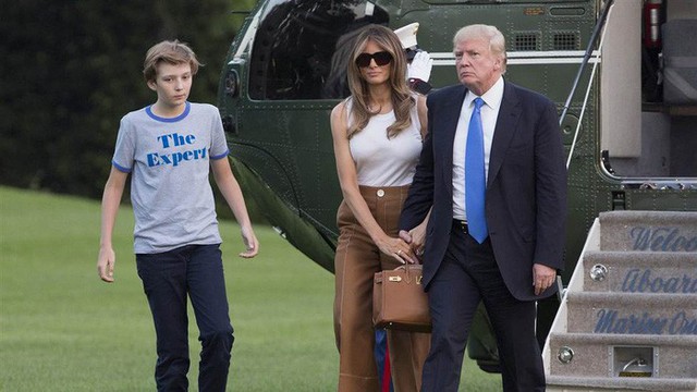 Vợ chồng ông Trump cùng cậu con trai út Barron khi chuyển tới Nhà Trắng - Ảnh: REUTERS