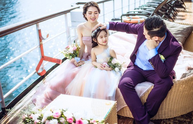 Minh Th&ugrave;y rất th&iacute;ch đi du lịch c&ugrave;ng bố mẹ. Cả gia đ&igrave;nh c&oacute; những khoảnh khắc kỷ niệm khi thăm vịnh Hạ Long.