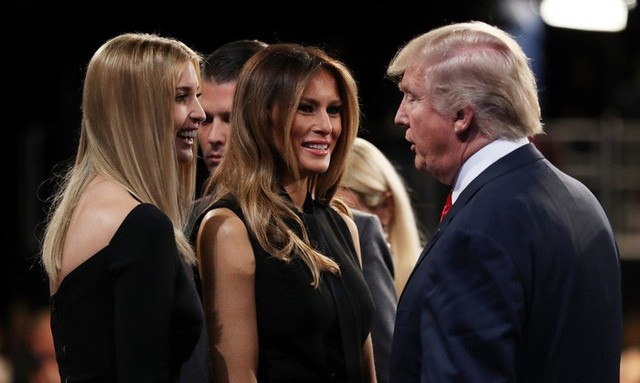 Mối quan hệ giữa ông Trump - bà Melania (giữa) và con gái ông Trump, cô Ivanka, luôn là đề tài thu hút sự chú ý bên ngoài Nhà Trắng