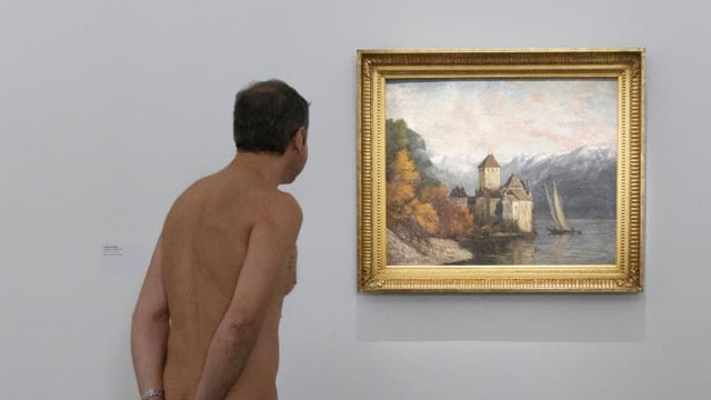 Ước t&iacute;nh hiện c&oacute; khoảng 2,6 triệu người khỏa th&acirc;n ở Ph&aacute;p. Paris cũng c&oacute; một Hiệp hội người khỏa th&acirc;n hoạt động rất t&iacute;ch cực. Tại th&agrave;nh phố n&agrave;y, họ c&oacute; thể tắm nắng ở bể bơi Roger Le Gall hay tận hưởng c&aacute;c lớp tập thể dục, thể thao hoặc tham gia c&aacute;c trận đấu bowling trong trạng th&aacute;i nude ho&agrave;n to&agrave;n.