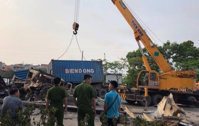 
Lực lượng chức năng có mặt tại hiện trường vụ việc. Ảnh: Bạn đọc cung cấp
