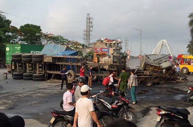 Sau khi vụ tai nạn xảy ra, vợ chồng anh Thủy mắc kẹt trong ca bin và bị ngọn lửa thiêu cháy. Ảnh: Bạn đọc cung cấp