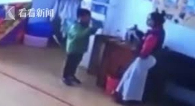 Cậu b&eacute; bị c&ocirc; gi&aacute;o &eacute;p uống nước s&ocirc;i ngay tại lớp. Ảnh cắt từ clip.