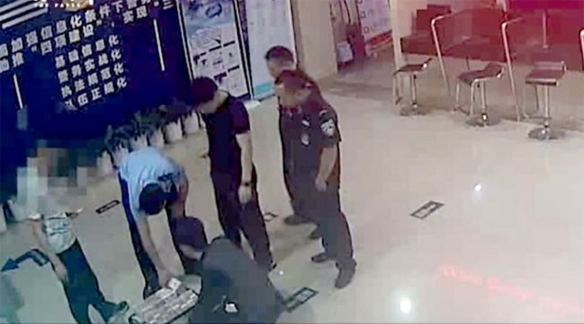 Cảnh s&aacute;t H&agrave;ng Ch&acirc;u kiểm đếm số tiền trong vali sau khi nhận được tin b&aacute;o. Ảnh: SCMP.