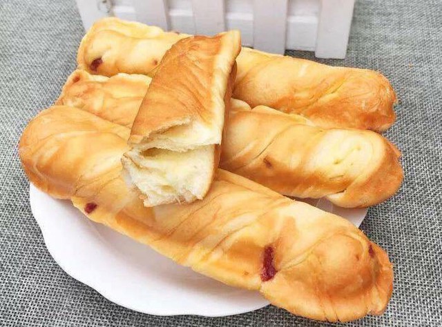 Người bán quảng cáo bánh mì que Trung Quốc có hạn sử dụng từ 3-6 tháng tùy loại