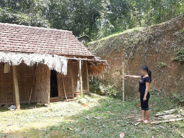 
Bé M. chỉ vào căn nhà nơi bị bác ruột xâm hại.
