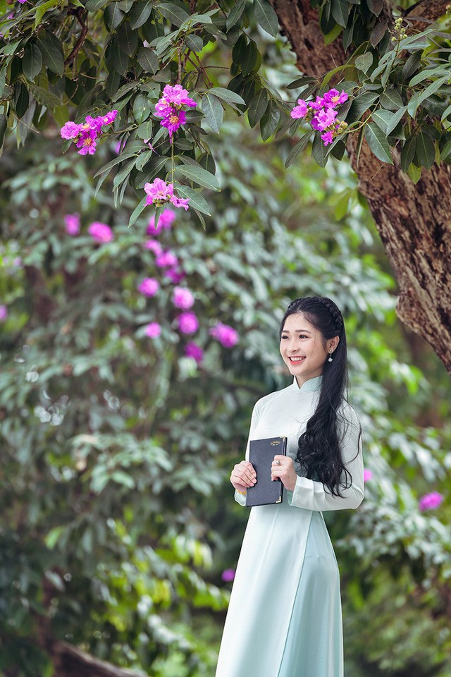 Với nhan sắc của mình, Kim Khánh từng tham gia cuộc thi ảnh online Hoa hậu biển Việt Nam toàn cầu 2018 và giành được giải nhì.