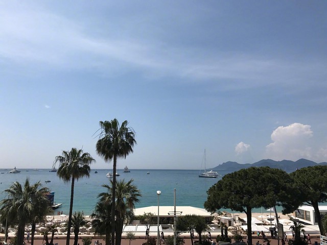 View nhìn ra biển Cannes thơ mộng