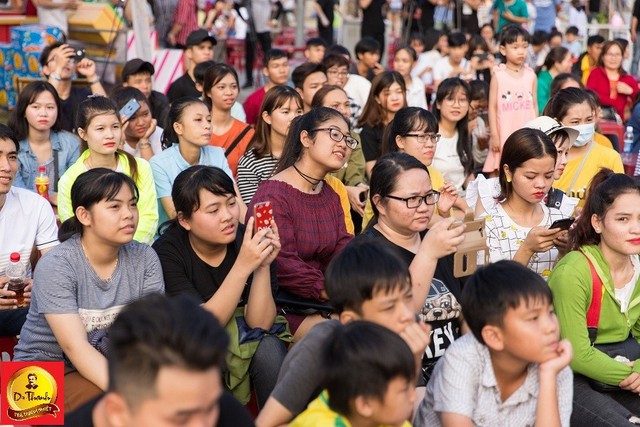 
Hàng trăm bạn trẻ đã có mặt từ đầu giờ chiều để tham gia lễ hội, cổ vũ bạn bè và thần tượng trong các thử thách “Chơi hàng nóng mà vẫn tươi”.
