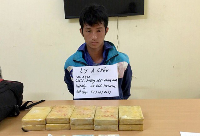 Ly A Châu và tang vật vụ án. Ảnh: Hoàng Huy.