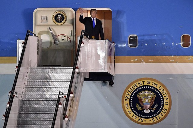 
Ông Trump tới Singapore sau khi rời hội nghị thượng đỉnh G7 tại Canada.
