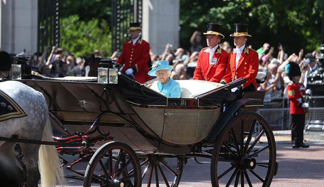 Nữ Hoàng Anh ngồi một mình trên chiếc xe ngựa riêng.