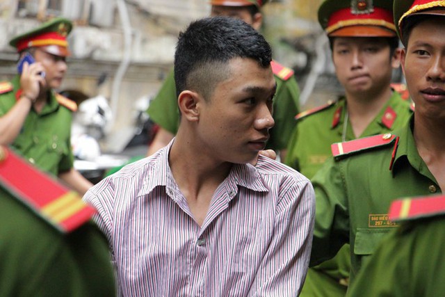 
Bị cáo Khải lĩnh mức án 10 năm tù. Ảnh: Nguyễn Diễm.
