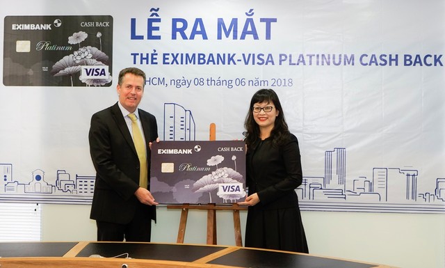 
“Từ trái sang: Ông Sean V. Preston – Trưởng đại diện tổ chức thẻ Visa tại Việt Nam – Lào – Campuchia và Đại diện Eximbank Bà Đinh Thị Thu Thảo”
