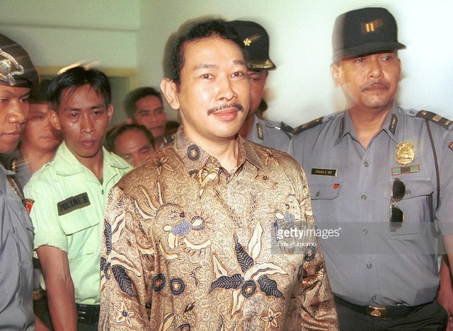 Tommy Suharto, con trai của cựu tổng thống Suharto bị nghi ngờ d&ugrave;ng m&aacute;y bay trực thăng để đi du lịch trong thời gian thi h&agrave;nh &aacute;n t&ugrave;. Ảnh: Getty.
