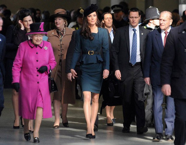 Công nương Kate xuất hiện bên cạnh Nữ hoàng Anh trong chuyến đi đầu tiên vào ngày 8/3/2012.