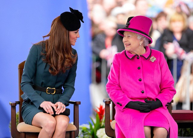 Nữ hoàng Anh trò chuyện thoải mái với cháu dâu của mình.