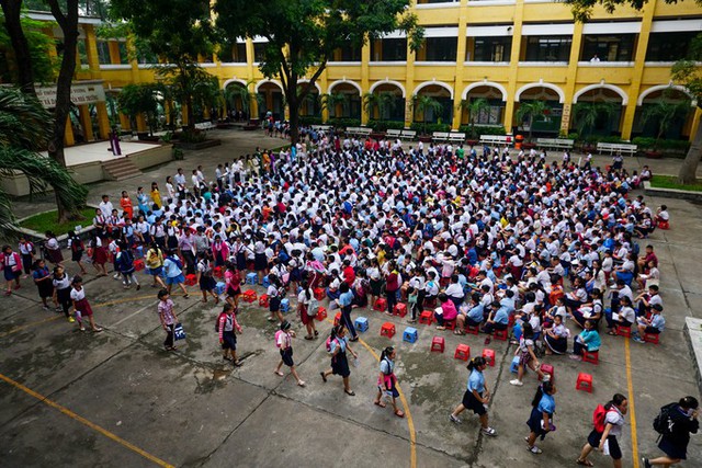 Trong sân trường, các thầy cô phổ biến cho các bé quy chế thi. Giáo viên liên tục hướng dẫn sĩ tử nhí cách coi số báo danh, dẫn vào chỗ ngồi. Đúng 7h15, học sinh bắt đầu vào phòng thi.