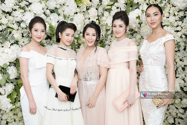 D&agrave;n người đẹp hội ngộ trong sự kiện tối qua.