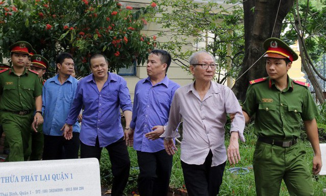 Các bị cáo bị áp giải sau phiên tòa.