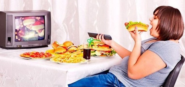 
Vừa ăn vừa xem tivi ảnh hưởng xấu đến dạ dày. Nguồn: Internet
