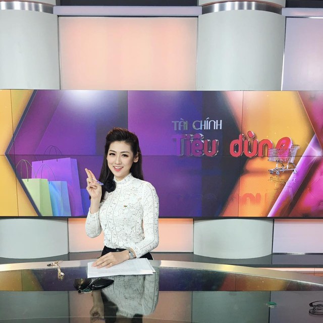 Tú Anh trong vai trò BTV của bản tin Tài chính tiêu dùng