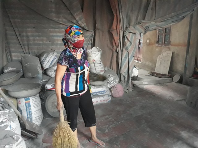 
Theo bà Nguyễn Thị Kính, một chủ cơ sở tái chế nhôm ở thôn Mẫn Xá, dù biết độc hại nhưng không thể bỏ nghề.
