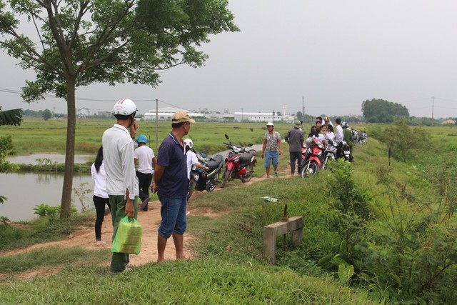 Nhiều người dân và người thân nạn nhân có mặt tại nơi phát hiện thi thể bà Tôi. Ảnh: Đ.Tùy