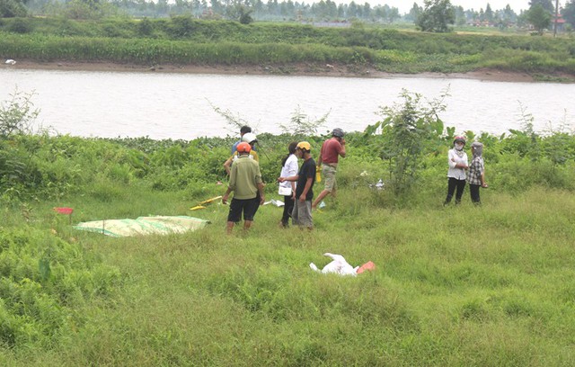 Thi thể bà Tôi được phát hiện đang trôi trên sông đoạn qua cầu Vạn, xã Minh Đức (huyện Tứ Kỳ). Ảnh: Đ.Tùy