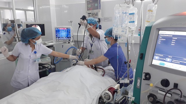 Các bác sĩ BV Đà Nẵng điều trị cho bệnh nhân V. bằng kỹ thuật ECMO- hệ thống có khả năng thay thế chức năng của tim và phổi.