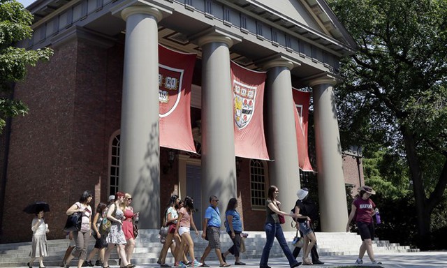Ngày 15/6, Harvard khẳng định số lượng sinh viên gốc Á tại trường tăng 29% trong 10 năm qua. Ảnh: AP.

 

Theo nhóm khởi kiện, văn phòng của Harvard đã lờ đi thông tin rằng năm 2013, người Mỹ gốc Á đáng lẽ phải chiếm 26% tổng số sinh viên, bất kể sự thiên vị của trường này dành cho con em của cựu sinh viên và nhiều “đánh giá cá nhân” chủ quan khác.

Luật sư của nhóm sinh viên cho rằng lãnh đạo phụ trách tuyển sinh của Harvard đã lảng tránh vấn đề trong lúc lấy lời khai và có vẻ như có vấn đề về trí nhớ. “Quy trình dễ dàng bị thao túng, như lịch sử và dữ liệu đầy đủ chứng minh. Dữ liệu chỉ ra rằng có sự phân biệt lớn đối với sinh viên Mỹ gốc Á và Harvard biết điều này”.

Trong khi đó, luật sư của trường Harvard yêu cầu tòa án bác bỏ vụ kiện. Trong bản kiến nghị ngày 15/6, trường cho biết dữ liệu tuyển sinh và các lời khai không chứng minh được lời cáo buộc của nhóm sinh viên.

“Nhóm sinh viên chỉ cung cấp những số liệu có lợi cho cáo buộc của họ, nhưng bằng chứng đó có quá nhiều thiếu sót để có thể xác minh hành vi phân biệt đối xử”, nhóm luật sư viết.




Đại học Harvard tại Cambridge, Massachusetts. Ảnh: Bloomberg.


 

Theo phía trường đại học, không có sự phân biệt đối xử với bất kỳ nhóm nào và bằng chứng cho thấy tỷ lệ tuyển sinh đối với sinh viên Mỹ gốc Á tăng 29% trong 10 năm qua. Đồng thời, Harvard chỉ trích Edward Blum, thủ lĩnh nhóm sinh viên và tố nhóm này không có quyền khởi kiện.

“Anh Blum cùng sự phân tích dữ liệu một cách thiếu sót và sai lệch của tổ chức này đã bỏ qua những thông tin quan trọng bất lợi cho lý lẽ của anh ta, như bài luận cá nhân và thư giới thiệu của giáo viên, vẽ nên hình ảnh không chính xác về quy trình tuyển sinh toàn diện của Đại học Harvard”, trường đại học tuyên bố.

Hồi tháng 4, Bộ Tư pháp Mỹ cho biết có “quan tâm đáng kể” tới vụ kiện và yêu cầu tòa án công khai dữ liệu tuyển sinh. Harvard phản hồi rằng họ đã cung cấp thông tin cho chính quyền phục vụ cuộc điều tra.

Vụ kiện dự kiến sẽ được xét xử vào tháng 10 và có thể sẽ tạo ra ảnh hưởng lớn đối với tiêu chí sắc tộc trong tuyển sinh đại học.

Hồi tháng 3, Harvard thông báo chấp nhận 4,59% ứng viên nhập học khóa 2022. Trong đó, theo tờ Harvard Crimson, nữ giới chiếm một nửa số sinh viên được tuyển và người Mỹ gốc Á chiếm 22,7%. Hàng năm, Harvard chỉ có 1,600 chỉ tiêu tuyển sinh đầu vào nhưng nhận được khoảng 40.000 hồ sơ.

Theo Ngọc Hà

Zing
