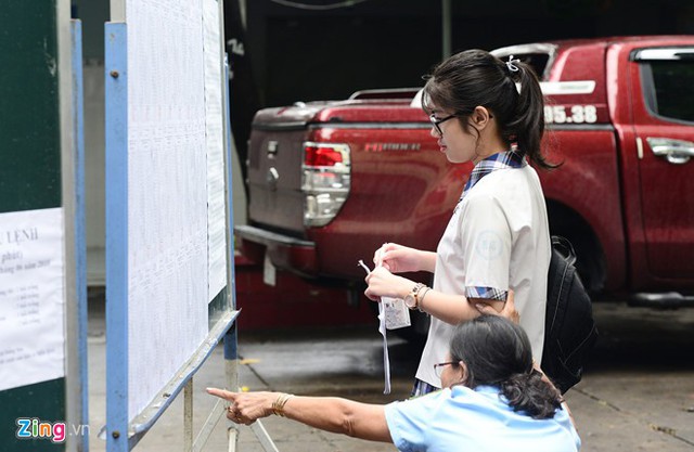Điểm thi kh&ocirc;ng cao, phụ huynh băn khoăn c&oacute; n&ecirc;n đăng k&yacute; ph&uacute;c khảo. Ảnh: L&ecirc; Qu&acirc;n.