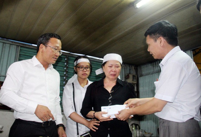 Đại diện UBND tỉnh An Giang, Cục Đường thủy nội địa đã đến thăm hỏi, hỗ trợ bước đầu cho gia đình cán bộ Nguyễn Văn Dũng - nạn nhân tử vong trong vụ ca nô đoàn kiểm tra liên ngành va chạm với sà lan.