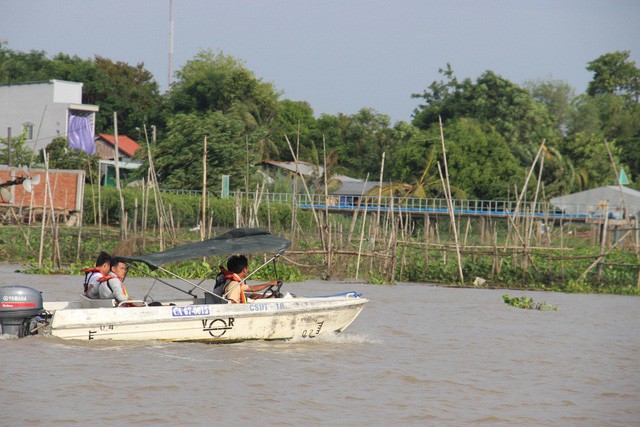 
Lực lượng tìm kiếm cứu nạn An Giang tìm kiếm tung tích Đại úy Huỳnh Thanh Danh.

