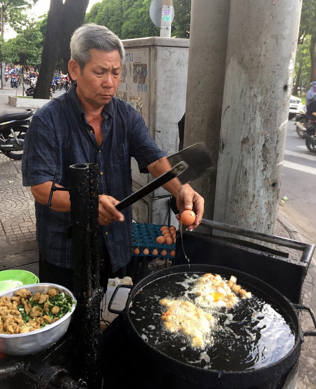 Ông Nguyễn Văn Sắt, 70 tuổi, chủ quán đảm trách việc chiên bột.